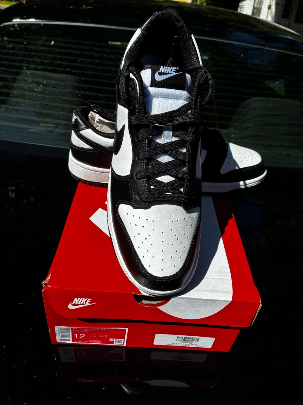 Nike Men's Black and White Low-Top Sneakers